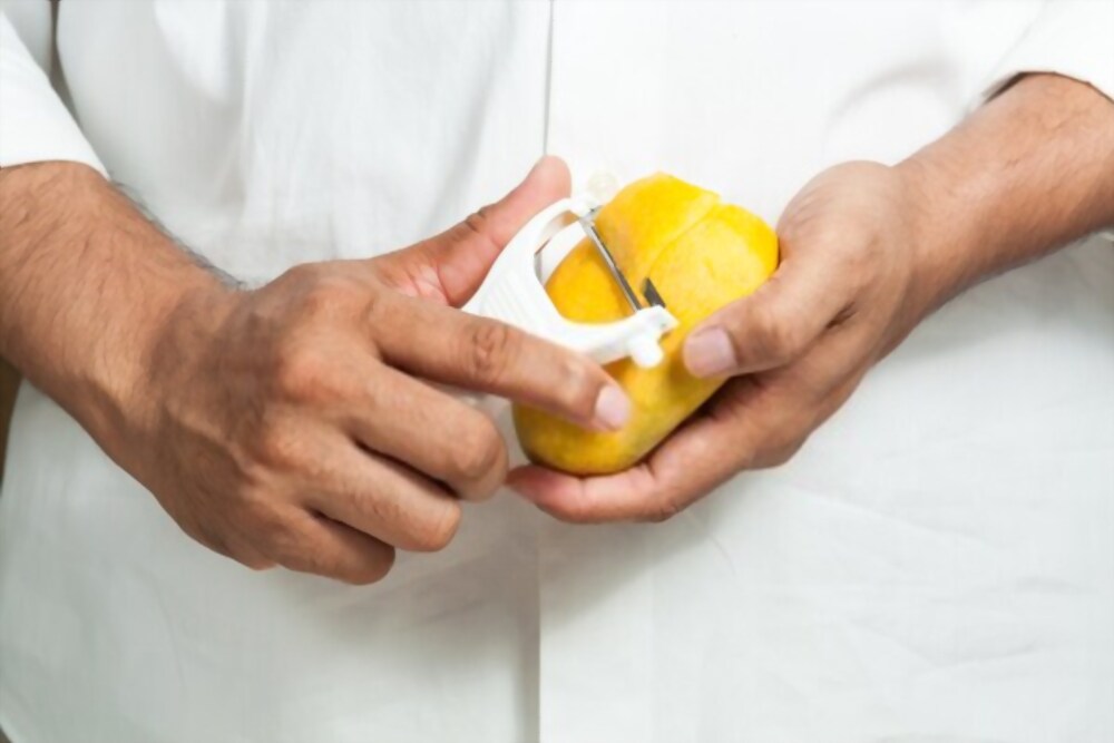 peeling mango using peeler