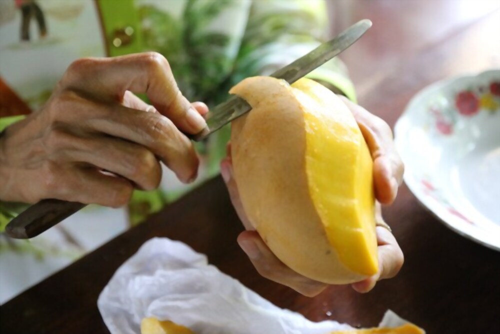 ways to peel a mango