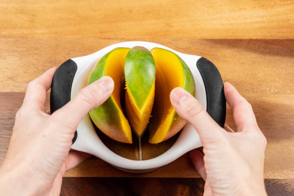 Cutting Mango with Splitter